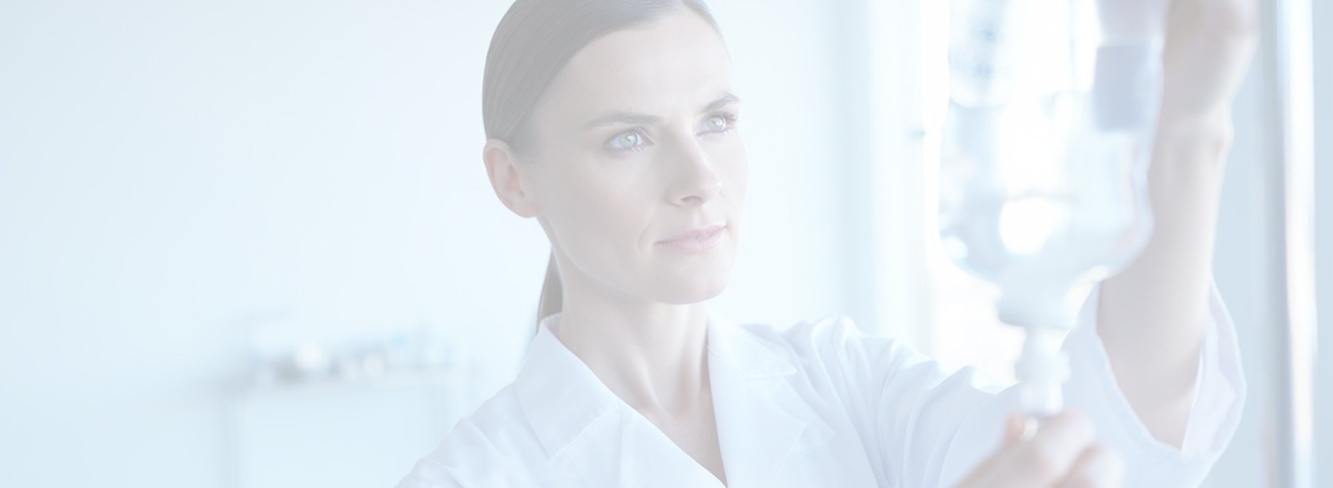 Врач набирает капельницу